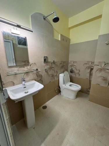 une salle de bains avec lavabo et toilettes dans l'établissement H&S Apartment, à Pokhara