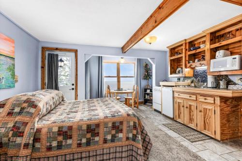 Postel nebo postele na pokoji v ubytování The Inn On Gitche Gumee - The Loons Nest Room