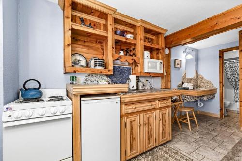 Kuchyň nebo kuchyňský kout v ubytování The Inn On Gitche Gumee - The Loons Nest Room