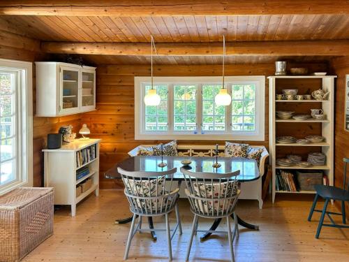 Køkken eller tekøkken på Log Cabin On Beautiful Natural Grounds In Hornbæk