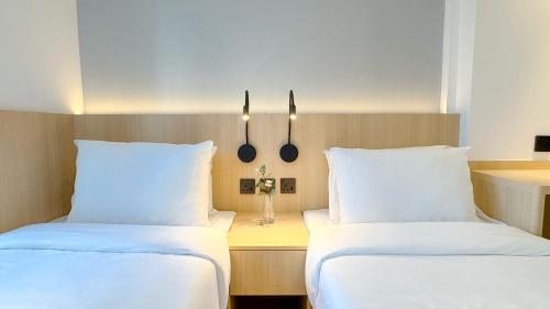 Ένα ή περισσότερα κρεβάτια σε δωμάτιο στο Bluejay Residences Kai Tak