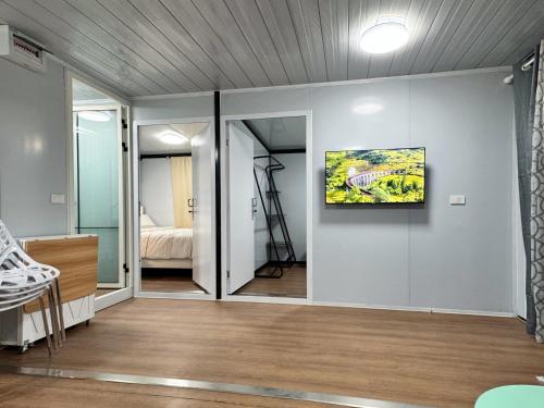En eller flere senge i et værelse på Cool Modern Container House