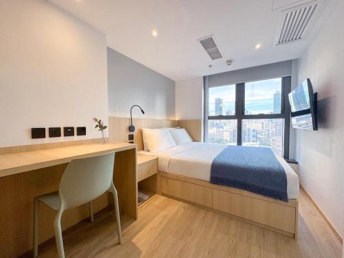 Ένα ή περισσότερα κρεβάτια σε δωμάτιο στο Bluejay Residences Kai Tak