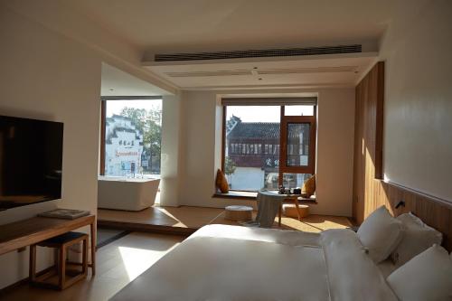 Ένα ή περισσότερα κρεβάτια σε δωμάτιο στο Fanchenjia Neo-Song Style Luxury Designer B&B