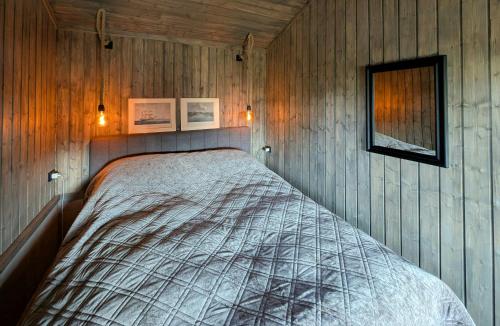 Postel nebo postele na pokoji v ubytování Renovated Cottage With Sea Views In Kjeldebotn