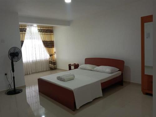 a bedroom with a large bed in a room at Travelhubs Rooms in Kandy