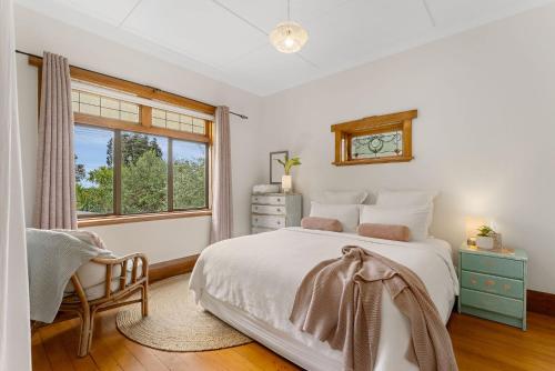 Ένα ή περισσότερα κρεβάτια σε δωμάτιο στο Cabbage Tree Cottage