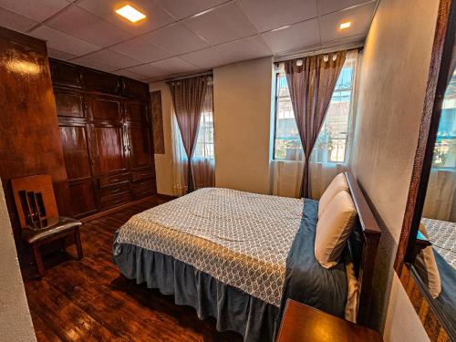 Un dormitorio con una cama y una ventana en Departamento en Centro Histórico, en Cuenca
