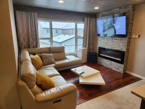 Posezení v ubytování Modern Family Home with guest heat garage, Pet-Friendly!- NO BASEMENT