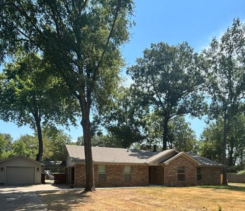 een bakstenen huis met een boom in de tuin bij Tucker Creek Oasis in Conway