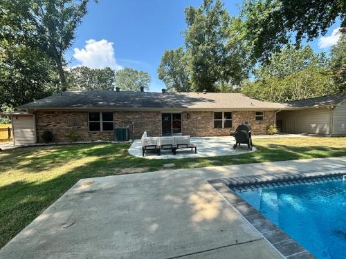 een huis met een zwembad in de tuin bij Tucker Creek Oasis in Conway
