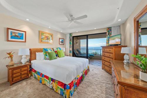 Un dormitorio con una cama grande y un televisor. en Kaanapali Alii 4104 · ALII 4104 Breathtaking Ocean Views 2Bedroo, en Kaanapali