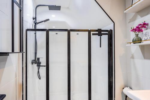 2 duchas de cristal en un baño en The Hideaway Suite, en Bellerose Terrace