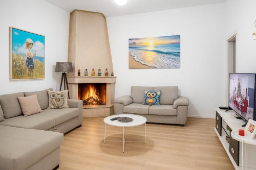 サランダにあるLuxury Dennis Homeのソファと暖炉のあるリビングルーム