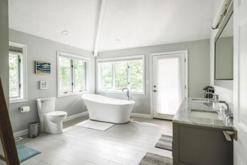 グロスターにあるLuxury Vacation Accommodation in the Coastal Town of Gloucester, Massachusettsの浴槽、トイレ、洗面台を備えたバスルーム