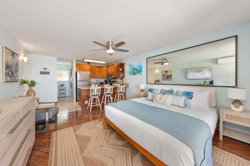 カハナにあるNapili Ridge G16 · NR G16 Updated Napili Condo Walk to Napili Baの大きなベッドとキッチンのある寝室