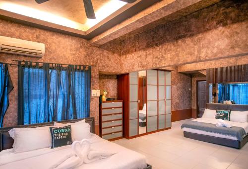 Ένα ή περισσότερα κρεβάτια σε δωμάτιο στο Private Indoor Pool Zoo Villa near Zoo Negara, Ampang KL