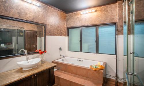 Ένα μπάνιο στο Private Indoor Pool Zoo Villa near Zoo Negara, Ampang KL