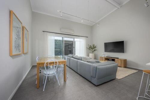 Gallery image of Coastal Comfort in Golden Bay in Secret Harbour