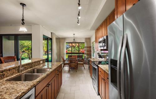 Nhà bếp/bếp nhỏ tại Kaanapali Alii 1 Bedroom Garden-Mountain View