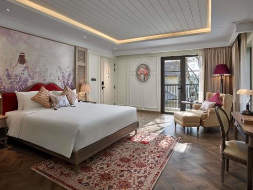 Un pat sau paturi într-o cameră la Mercure Dalat Resort