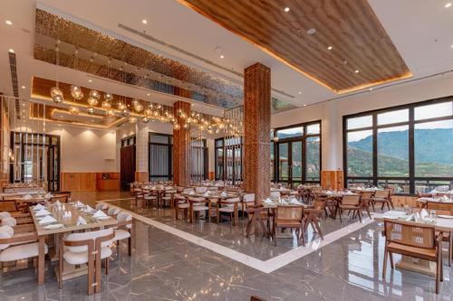 パロにあるDawa at Hilltop by Heetonのテーブルと椅子と窓のあるダイニングルーム