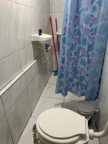 ein Badezimmer mit Toilette und Waschbecken in der Unterkunft Kitnet Dream House 4 in Bayeux