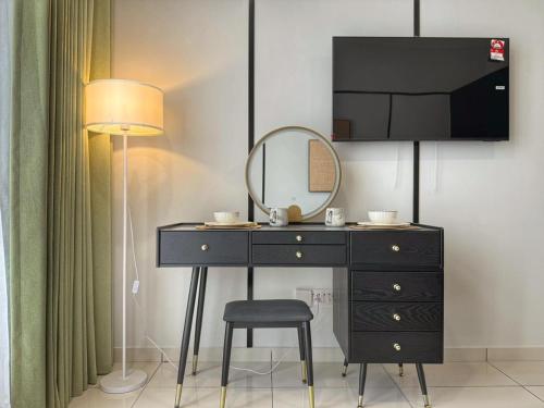 eine schwarze Kommode mit Spiegel und Lampe in der Unterkunft Space Residency Studio KSL Mall JB City in Johor Bahru