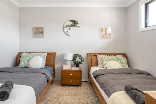 Postel nebo postele na pokoji v ubytování KozyGuru | Marsden Park | Charming 5Bed + Backyard