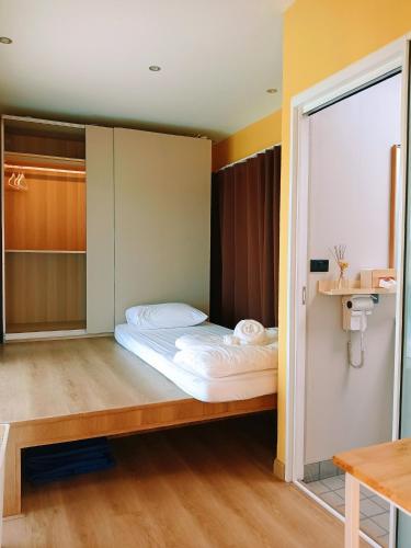 にあるห่มฟ้าโพธิ์แค้มป์ปิ้งの窓のある部屋にある小さなベッド