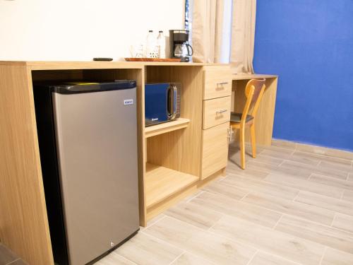 モンテレイにあるPrivada Guadalupeのキッチン(小型冷蔵庫、キャビネット付)