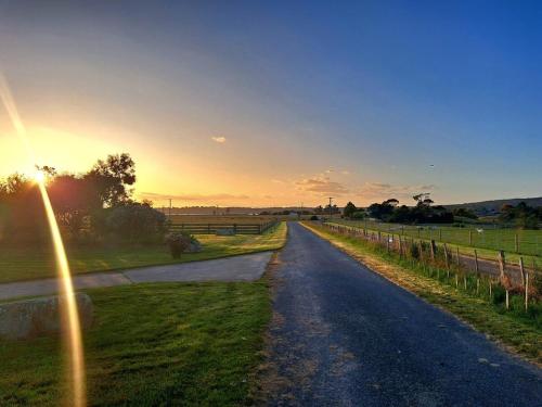 Φωτογραφία από το άλμπουμ του Luxury farm stay with outdoor jacuzzi σε St Helens