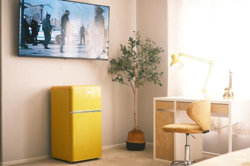 Μια τηλεόραση ή/και κέντρο ψυχαγωγίας στο Cozy Quiet Room, Easy FWY60 Access, Near UCR & ONT Airport