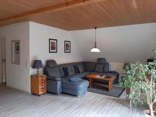 een woonkamer met een bank en een tafel bij Fewo Stricker 32 in Walkenried