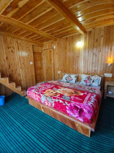 Ένα ή περισσότερα κρεβάτια σε δωμάτιο στο Tree Hub Jibhi