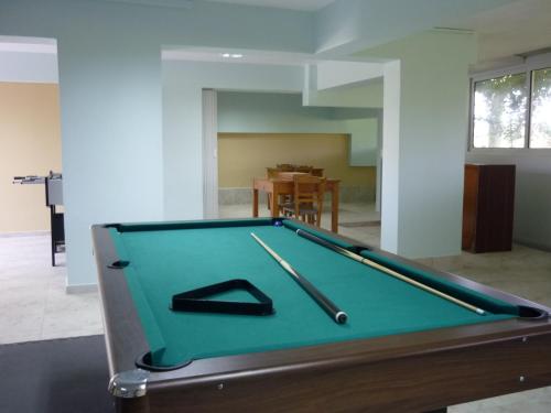 Meja biliard di Anatoli Beach Hotel