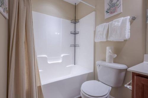 Koupelna v ubytování A Farm in the Heart of Raleigh