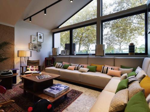 コルマールにあるGreet Hotel Colmarのソファとテーブルのあるリビングルーム