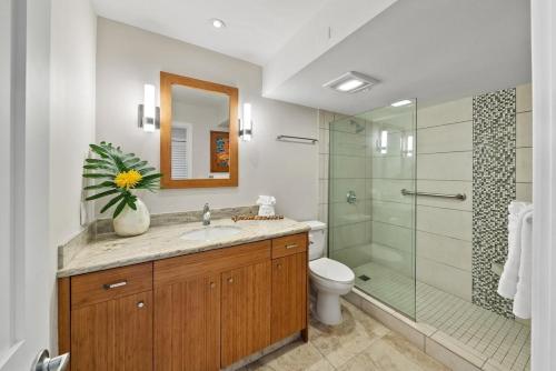 Un baño con ducha, lavabo e inodoro. en Lahaina Shores 607 · LS 607 Beachfront Remodeled Studio Stunnin, en Lahaina
