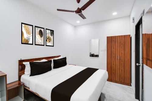 a bedroom with a bed and a ceiling fan at Collection O Kachiguda Bus Terminal Hyderabad in Hyderabad