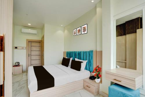 una habitación de hotel con una cama y una ventana en Townhouse Oak Prayagraj Allahabad University - Railway Junction Formerly Ballians, en Prayagraj