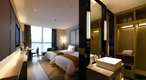 懐化市にあるEcharm Hotel Huaihua Vocational Collegeのベッド2台とバスルームがあるホテルの部屋