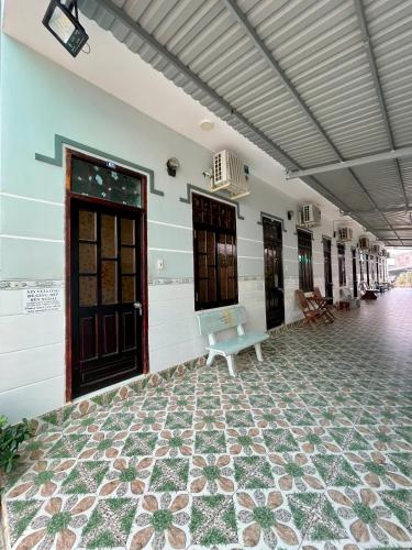 a room with a bench in the middle of a building at Nhà nghỉ Vân Hùng in Mui Ne