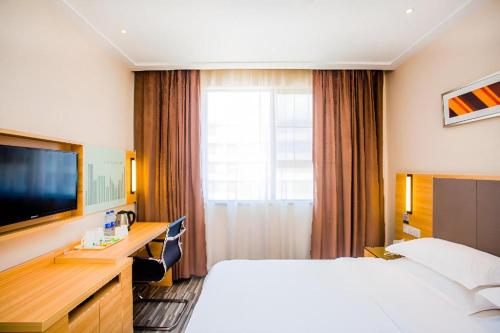 Ένα ή περισσότερα κρεβάτια σε δωμάτιο στο City Comfort Inn Shenzhen Shiyan Science and Technology Park