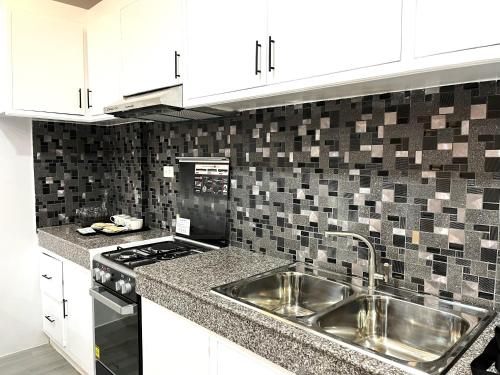 Kuchyň nebo kuchyňský kout v ubytování LDR Travellers Inn