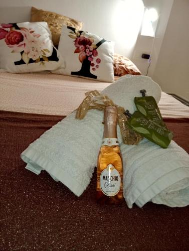 Eine Flasche Bier steht auf dem Boden neben einem Bett. in der Unterkunft Lyon Vischi in Trani