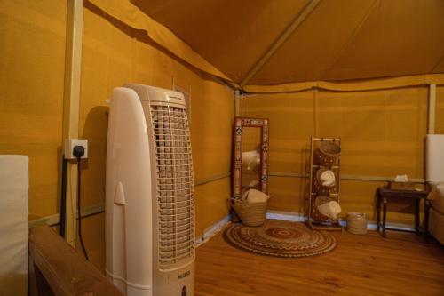 a room with an air conditioner in a tent at Desert Vibes Camp in Bidiyah