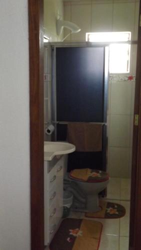 a bathroom with a toilet and a sink at Recanto dos Pioneiros in Nova Petrópolis