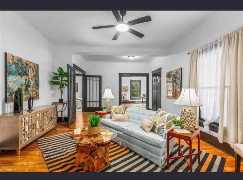 Posezení v ubytování Gorgeous and spacious Thomasville Downtown home