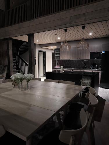Villa Norvahovi - Lake view, sauna and wood interiorにあるキッチンまたは簡易キッチン